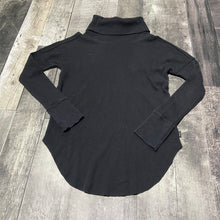 Load image into Gallery viewer, TNA black shirt - Hers size XXS
