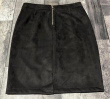 Load image into Gallery viewer, Vero Moda black skirt - Hers size L
