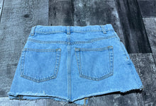 Load image into Gallery viewer, TNA light blue denim skirt - Hers size 0
