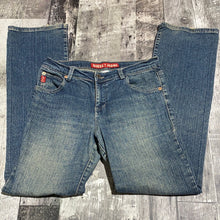 Load image into Gallery viewer, Guess blue jeans - Hers size 28
