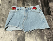 Load image into Gallery viewer, TNA light blue denim skirt - Hers size 0
