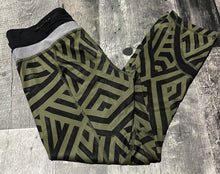 Load image into Gallery viewer, lululemon green/black cropped leggings - Hers size 4
