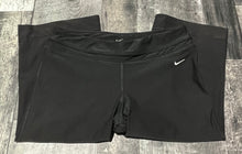 Load image into Gallery viewer, Nike black cropped leggings - Hers size M

