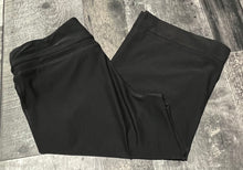 Load image into Gallery viewer, Nike black cropped leggings - Hers size M
