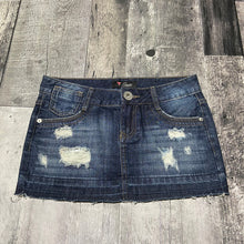 Load image into Gallery viewer, Guess blue denim skirt - Hers size 25
