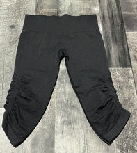 Load image into Gallery viewer, lululemon dark grey capris - Hers size approx S
